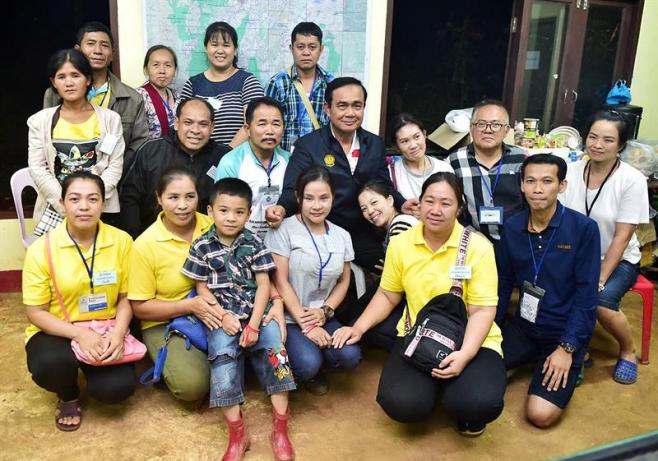 Rescatan al último niño y al entrenador de la cueva en Tailandia