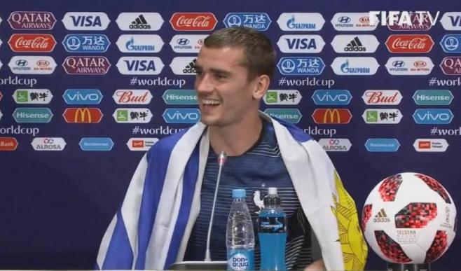 Griezmann con la bandera uruguaya al cuello luego del triunfo francés