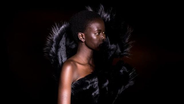 Chanel elige a la modelo refugiada sursudanesa Adut Akech en su nueva campaña