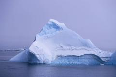 Un iceberg amenaza a un pueblo de Groenlandia