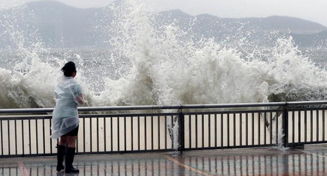 Casi 400.000 personas evacuadas por tifón Ampil