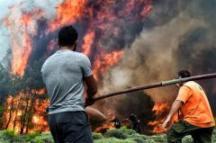 Por lo menos 79 muertos por incendios en Grecia