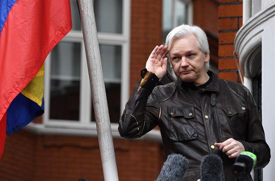 Si Assange pone un pie fuera de la Embajada de Ecuador será arrestado