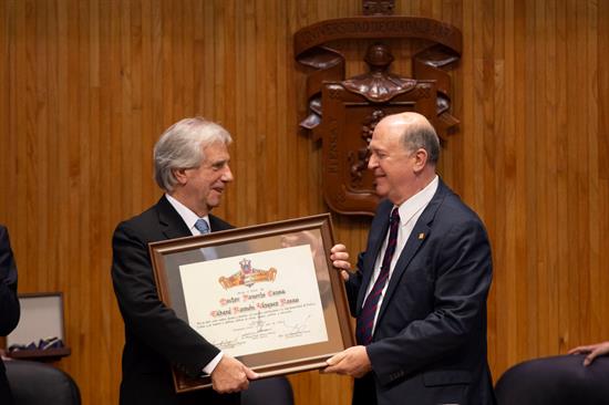 Vázquez recibe doctorado "honoris causa" en México