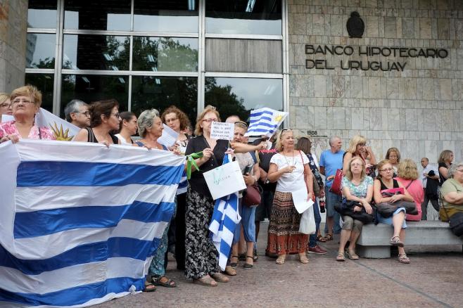 Unos 600 deudores demandaron al BHU y a la ANV por ajuste "artificial"