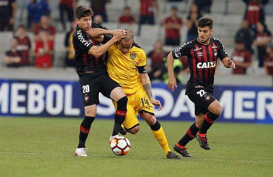 Paranaense deja en evidencia el mal momento de Peñarol