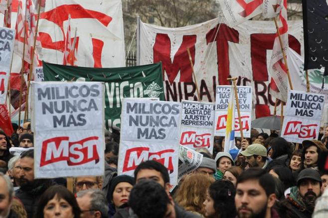 Miles de argentinos se manifiestaron contra cambios en las Fuerzas Armadas