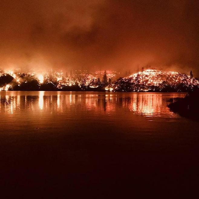 Cinco muertos y 38.000 personas evacuadas por incendio en norte de California