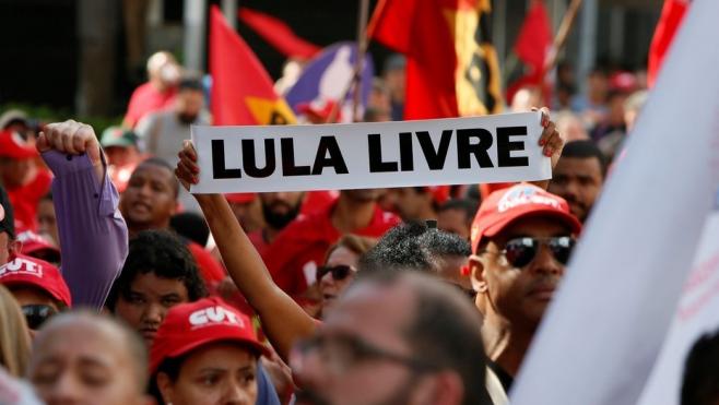 Miles de personas piden libertad de Lula da Silva