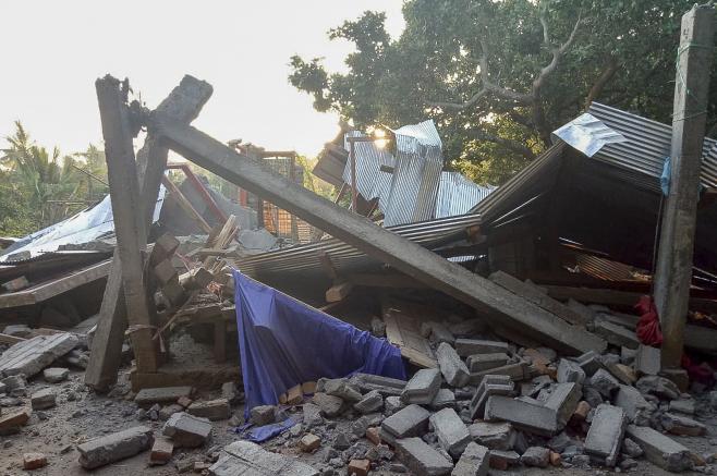 Ascienden a 16 los muertos y a 355 los heridos por terremoto en Indonesia