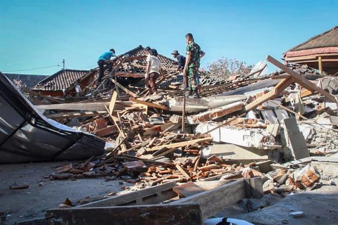 Sube a 91 los muertos por terremoto en Indonesia