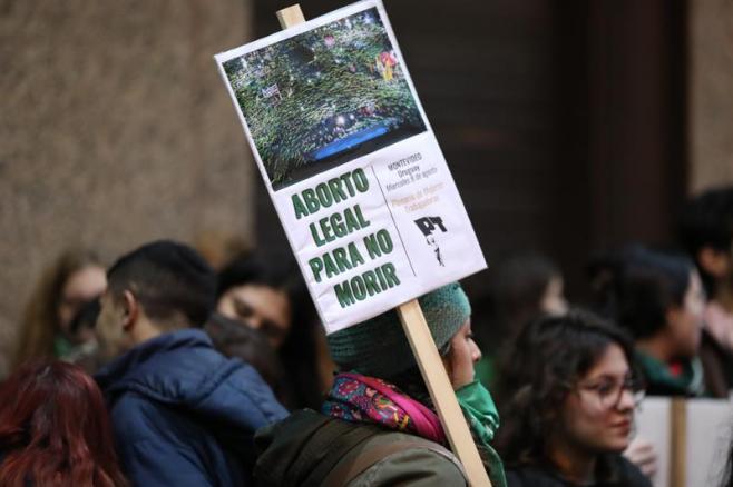 Miles de uruguayos se sumaron a la lucha por aborto legal en Argentina