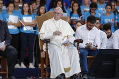 El papa insta a jóvenes a enfrentar "la cultura de la muerte" y el desprecio