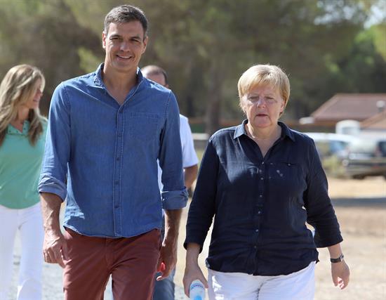 Sánchez y Merkel piden esfuerzo común de la UE y reparto justo de inmigrantes