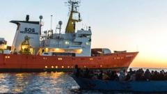 El 'Aquarius' busca un puerto seguro donde desembarcar a 141 inmigrantes