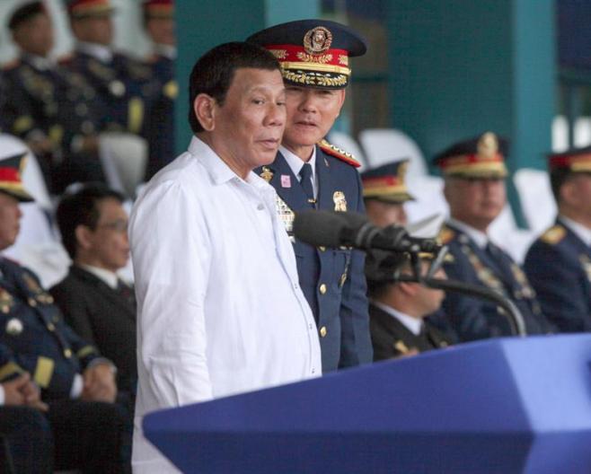 Duterte dispuesto a renunciar si hereda su cargo el hijo del dictador Marcos