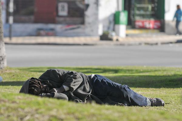 Mayoría opina que el Estado debe dar a los más desfavorecidos una actividad laboral, no dinero