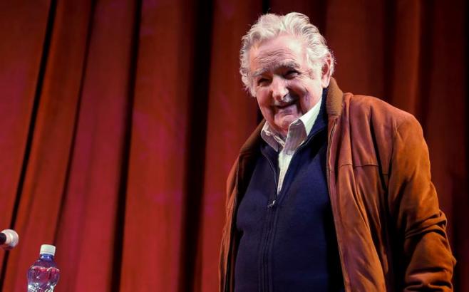 Mujica a España para recibir premio en primera gira de su "licencia"