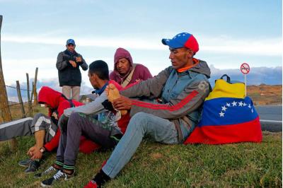 Brasileños atacan a migrantes venezolanos