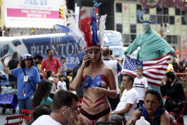 Mujeres marchan en "topless" por la igualdad de género