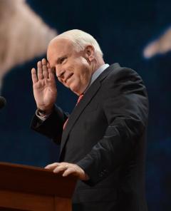 Latinos recuerdan el esfuerzo de McCain en favor de una reforma migratoria