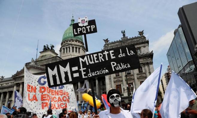 Activistas sostienen que paro de profesores universitarios argentinos puede frenar ajuste