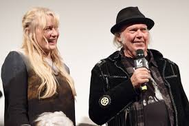 Neil Young y Daryl Hannah se casan en secreto en California