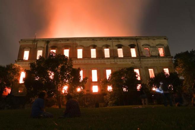 Incendio devora preciado Museo Nacional de Río de Janeiro