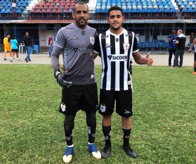 Padre e hijo juntos en cancha