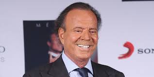 Caja con "10 mejores discos" de Julio Iglesias celebra sus 50 años de carrera