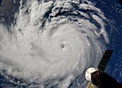 Trump sobre el huracán Florence "no jueguen con él, es uno grande"