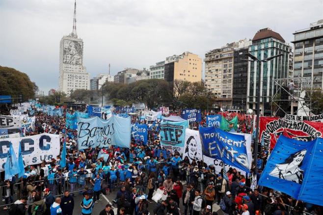 Marchas y "ollas populares" paralizaron Buenos Aires para pedir fin del ajuste