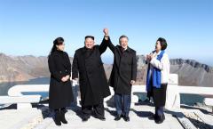 Kim y Moon cierran cumbre con simbólico encuentro