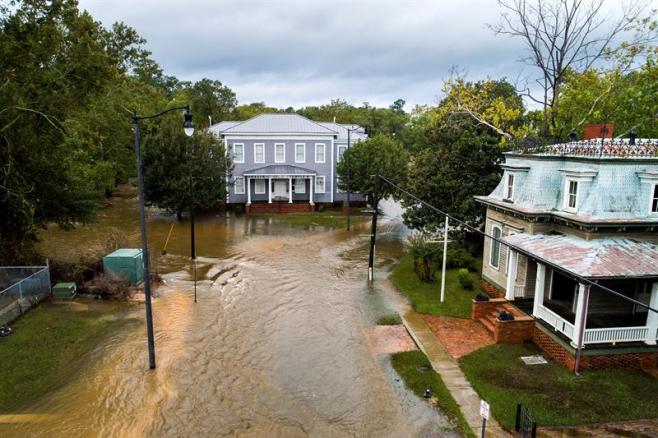 Trump visita zonas arrasadas por "Florence" y promete ayuda