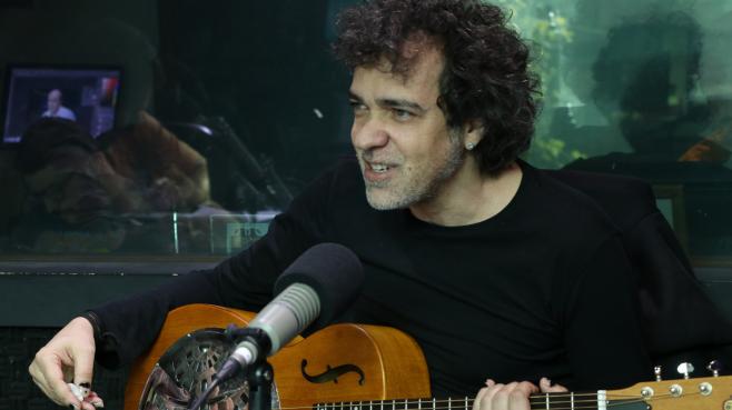 Paulinho Moska presentó "Beleza e Medo" en el estudio