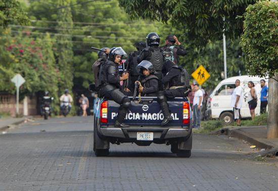 La policía disuelve con detonaciones una manifestación opositora