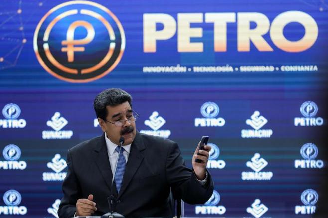 Maduro ordena que varias operaciones se hagan con criptomoneda "petro"