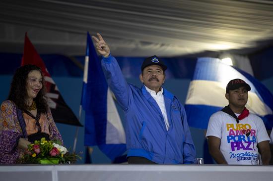 Ortega critica marchas opositoras, durante celebración por monseñor Romero