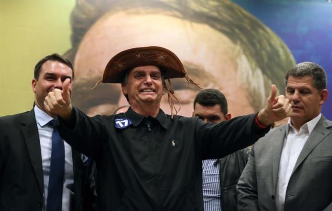 Brasil: sondeo da a Bolsonaro victoria por 18 puntos sobre Haddad