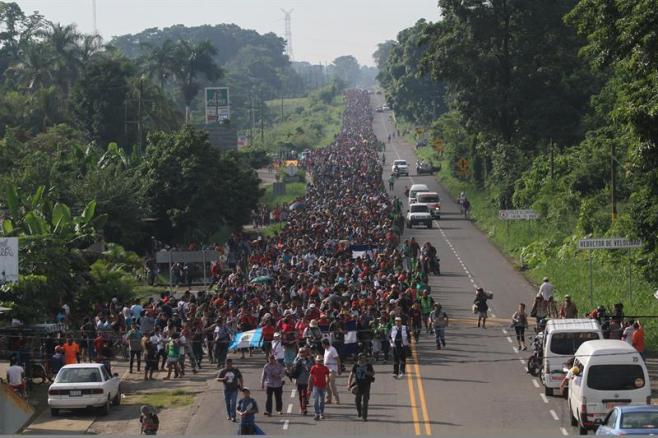 La caravana de migrantes centroamericanos avanza pese a las advertencias de Trump