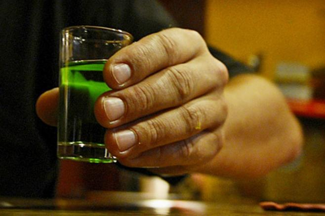 Un 15 % del alcohol que toman los latinoamericanos es ilegal