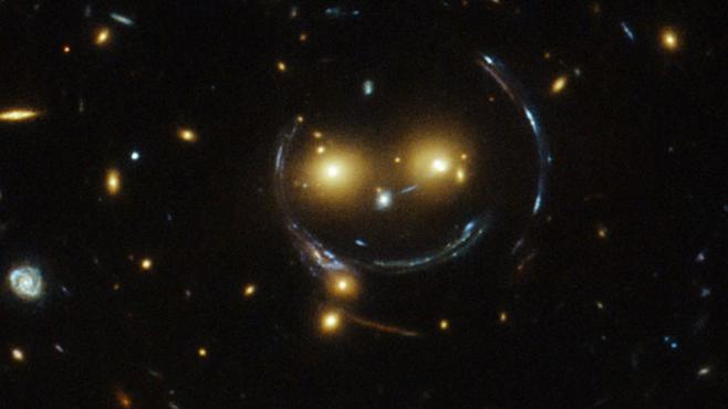 Telescopio Hubble de NASA descubre una cara sonriente en espacio