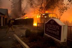 Decenas de miles huyen de rápido incendio en California