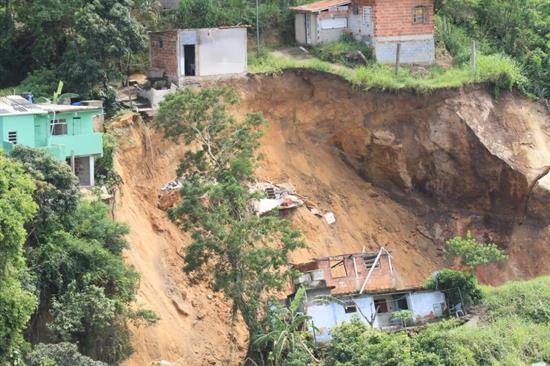 Sube a 14 el número de muertos por deslizamiento de tierra en Río de Janeiro