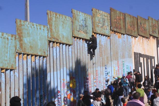 Caravana migrante: jefe del Pentágono llega a la frontera con México