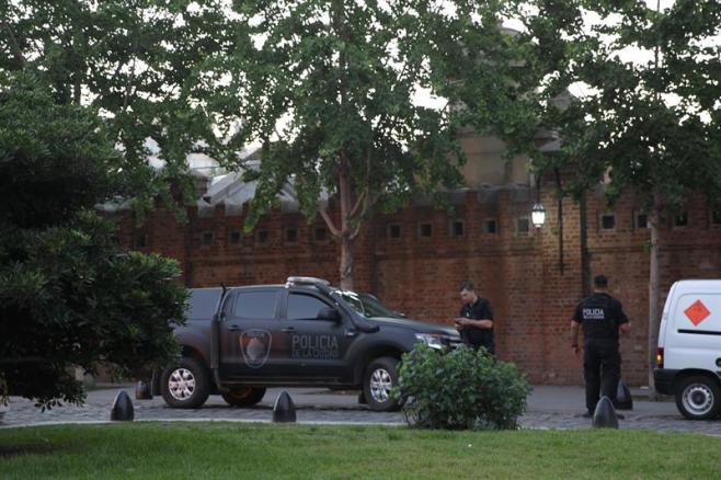 Estalla artefacto explosivo casero en cementerio de Buenos Aires