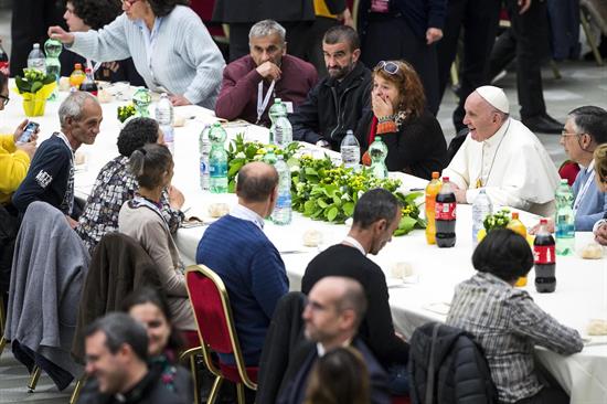 El papa almuerza con 1.500 indigentes y pide escuchar el grito de los pobres