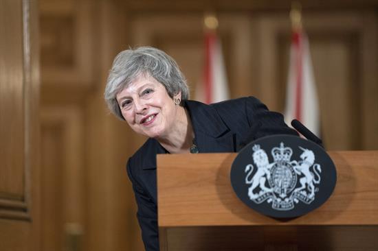 May planta cara a sus críticos y asegura que su "brexit" es el único posible