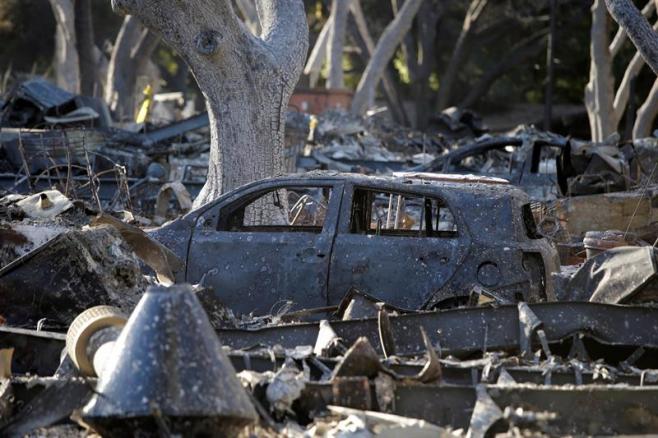 California sigue luchando contra el fuego a la espera de lluvia el miércoles