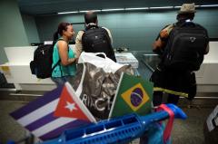 Los médicos cubanos comienzan a dejar Brasil tras las polémicas con Bolsonaro
